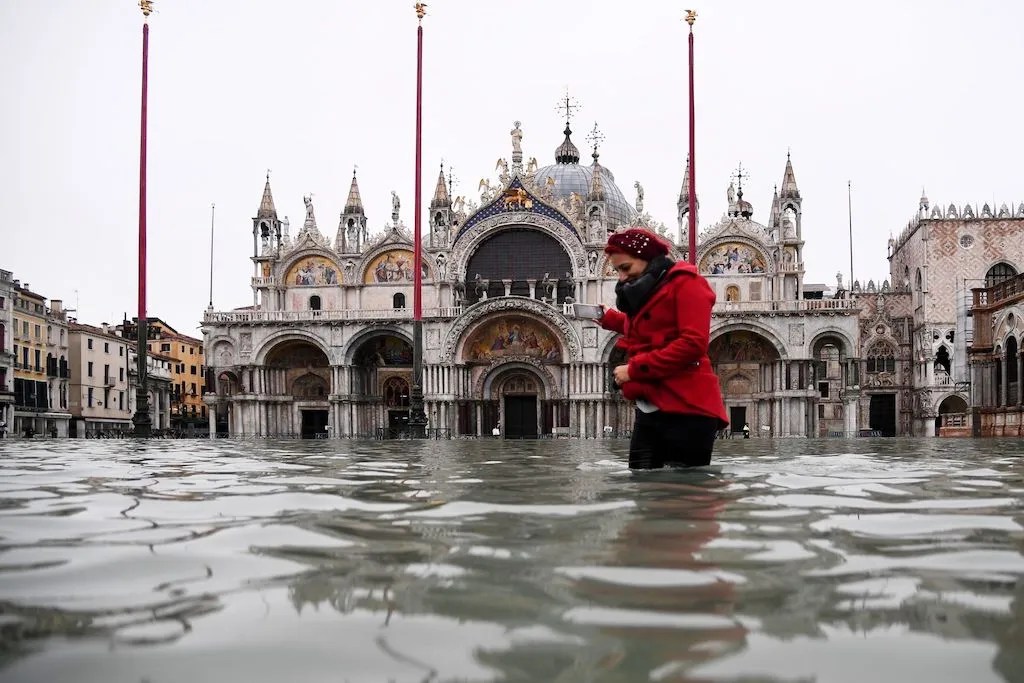 Esta imagen captura la vulnerabilidad de Venecia ante el aumento del nivel del mar, mostrando la ciudad afectada por el "acqua alta", un símbolo potente del impacto del cambio climático.