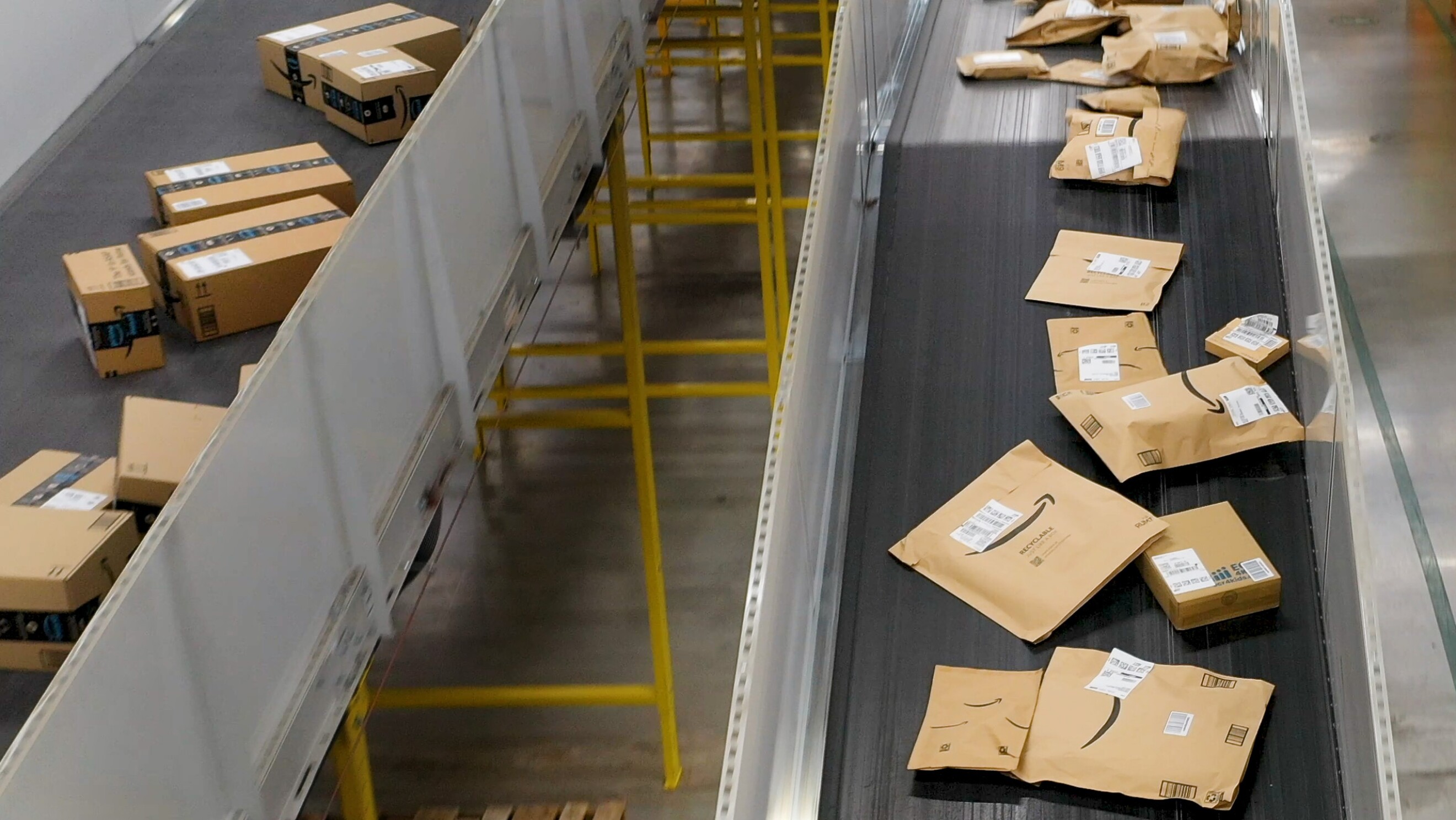 Amazon anuncia su primer centro logístico automatizado en EE. UU. que eliminará los embalajes de plástico para las entregas.