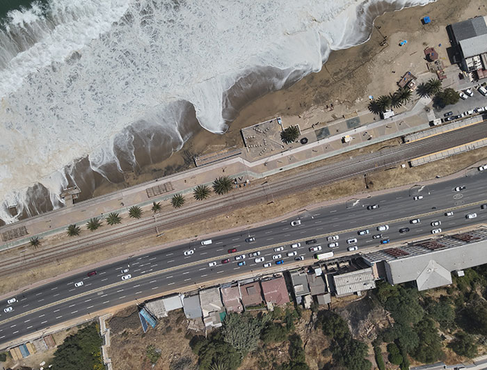 impacto directo del cambio climático en las costas chilenas, sirviendo como un ejemplo visual de los desafíos de adaptación en la región