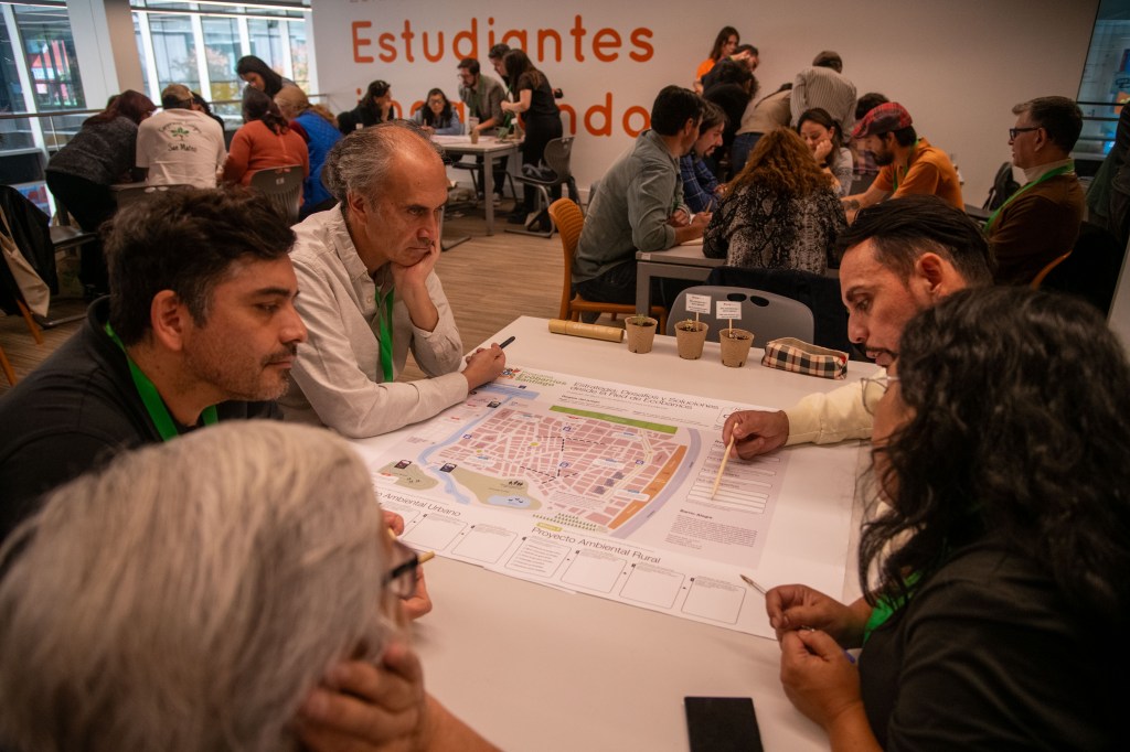 Gobierno de Santiago, Universidad de Chile e IUS Latam Sellan Alianza para Fortalecer Ecobarrios con Innovación y Aprendizaje Aplicado