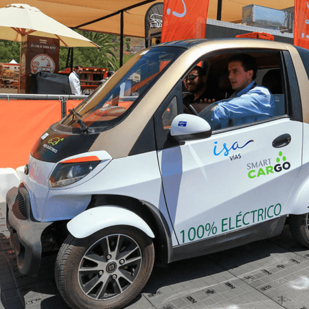 1. El Foco Transaccional: El "Car Pitch" (Electric Car Pitch) Esta imagen captura el formato más eficaz y simbólico del ETM Day 2025: la "intimidad forzada" que garantizaba la atención sin distracciones del inversor, un elemento clave para lograr que el 30% de las conversaciones derivaran en una segunda reunión formal.