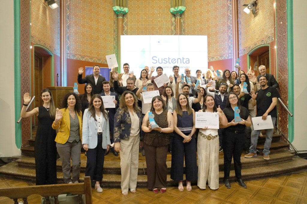 Foto grupal de los ganadores del Premio Sustenta UTEM 2025 en Casa Central. El grupo de empresas chilenas reconocidas en los niveles Bosque Nativo, Árbol, Brote y Semilla por su liderazgo en RSE y planes de negocios sustentables e innovadores.
