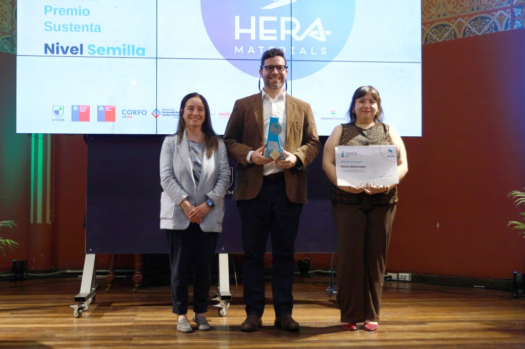 Ganadores Nivel Semilla Premio Sustenta UTEM. Representantes de HERA MATERIALS reciben su reconocimiento en la categoría de Pymes que inician su camino en RSE y sustentabilidad, con el patrocinio de instituciones como CORFO y el Ministerio del Medio Ambiente.
