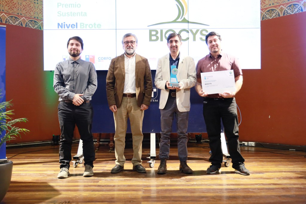 Premiación Nivel Brote Premio Sustenta UTEM. Representantes de la empresa BIOCYS reciben el reconocimiento por sus prácticas de sustentabilidad y Triple Impacto en la ceremonia de la Universidad Tecnológica Metropolitana, destacando su compromiso con RSE.