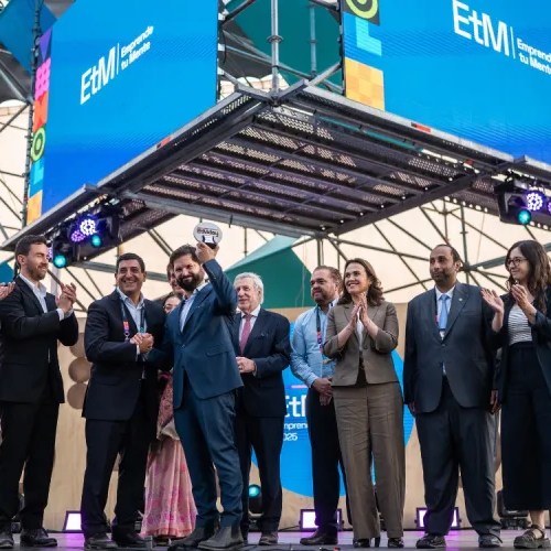 3. El Alcance Geopolítico: Pabellón de India (País Invitado) Esta imagen ilustra el carácter internacional y la Geopolítica de la Innovación del ETM Day 2025. El Pabellón de India representa la consolidación de nuevos corredores de inversión y conocimiento Sur-Sur, con foco en Fintech, STEM y Deep Tech, uniendo el talento chileno con el hub tecnológico indio.Esta fotografía representa el compromiso con la Economía Circular y la Sostenibilidad Operacional. Muestra la infraestructura del evento en el Parque Bicentenario, destacando los 1.000 stands construidos con 100% madera renovable, suministrada por el auspiciador ARAUCO. Refleja la masividad del evento y su impacto ambiental consciente.