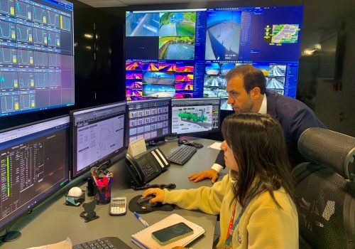 EnfraGen Chile opera un moderno Centro de Control de Operaciones (NOC - Network Operations Center) para monitorear y gestionar en tiempo real, 24/7, su portafolio de plantas solares y centrales hidráulicas de pasada.