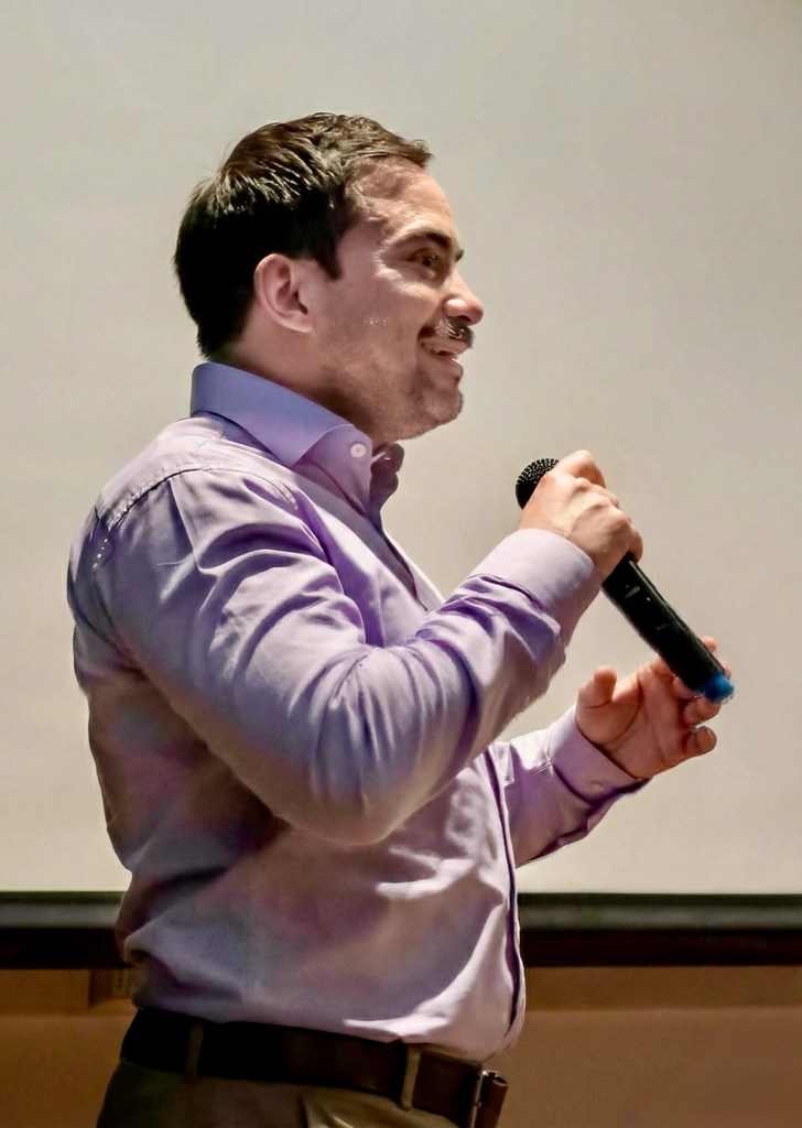 Jesus Blasco Valencia.

Como estratega de negocios con más de 13 años de experiencia en entornos B2B, B2C y B2G, convierto contextos complejos en crecimiento rentable y sostenible, integrando estrategia comercial, análisis financiero y marcos de sostenibilidad ESG.

Algunos resultados que respaldan mi enfoque:
- Crecimiento anual superior al 20% y mejora de márgenes mediante planificación basada en flujos de caja y sinergias entre empresas (Gerente General, Multiply Group). 
- Reducción del 53% en churn-rate y 121% de cumplimiento en upselling vs presupuesto histórico (Subgerente de Desarrollo Comercial, Verisure). 
- Facilitación de 1.889MM USD en oportunidades comerciales para empresas B y 300MM CLP en ventas para 60 emprendedores de Primeros Pueblos en alianza con CMPC (Director de Alianzas y Vinculación, EmpreDiem). 
- Elaboración del diagnóstico nacional de consumo de HFC y diseño de la estrategia comunicacional 2024–2045 para Chile (Consultor Nacional, ONU).

Hoy busco roles de Dirección de Desarrollo de Negocios, Estrategia Comercial, Revenue & Growth o Sostenibilidad/ESG en organizaciones que quieran escalar con propósito, alineando resultados financieros, impacto social y responsabilidad ambiental.